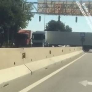 Авария с двумя фурами заблокировала киевскую трассу на выезде из Одессы