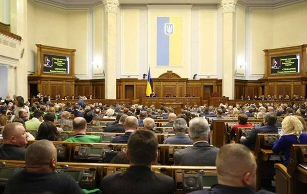 Рада решила повысить минимальную зарплату до пяти тысяч Рада решила повысить минимальную зарплату до пяти тысяч