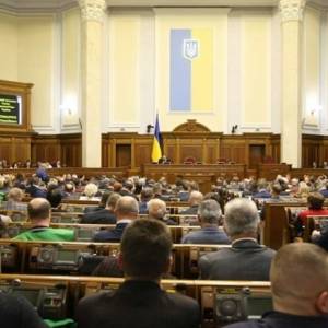 Рада решила повысить минимальную зарплату до пяти тысяч