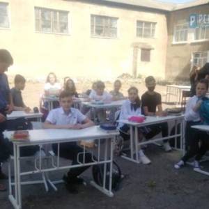 В Рени школьники учатся на улице из-за карантина