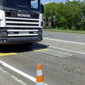 На дорогах Украины будет введен круглосуточный весовой контроль грузовиков. Кабмин принял проект