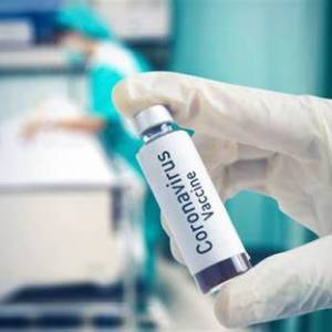 Испытания вакцины от COVID-19 приостановили из-за необъяснимого побочного эффекта