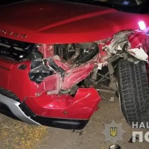 На трассе под Одессой Range Rover столкнулся с полицейским авто: пострадал правоохранитель
