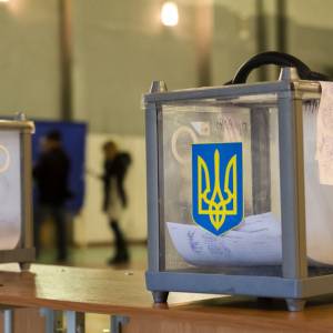 В Измаиле пьяная женщина на избирательном участке пыталась перевернуть урны с бюллетенями
