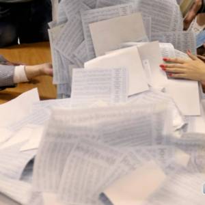 Молодой мужчина умер в Одессе, не дождавшись очереди на сдачу бюллетеней