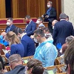 Парламент заявляет о неприятии в обществе карантина выходного дня и рекомендует его отменить