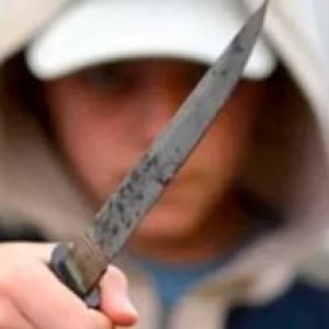Одесса: мужчина приставил нож к горлу девочки, чтобы заставить её родителей отдать долг
