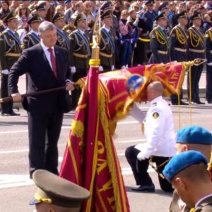 Президент Украины вручил боевые знамена болградским десантникам и одесским морпехам