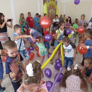 Шар-шоу для малышей: в Измаиле "летали" на воздушном шаре (ФОТО)