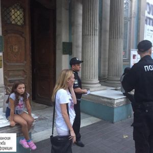 В центре Одессы женщина попыталась украсть маленькую девочку