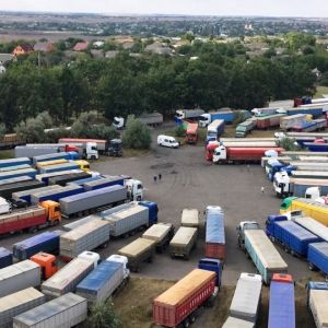 В Измаиле водители фур перекрыли дорогу у въезда на завод "Бессарабия-В": жалуются на многодневные очереди и отсутствие оборудованной стоянки (ФОТО, ВИДЕО)