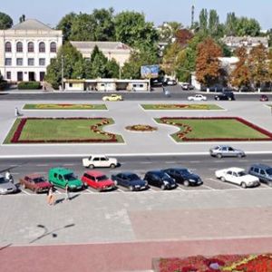 Цветущий Измаил: город продолжает строительство поливочных систем для благоустройства клумб и скверов (ФОТО)