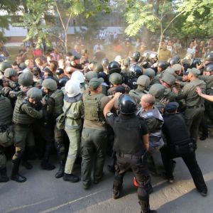 Активисты атаковали суд в Черноморске: полиция применила газ