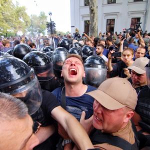 В Одессе из-за беспорядков у мэрии прервана сессия горсовета, пострадало более 30 правоохранителей