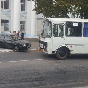 Возле сельхозтехникума столкнулись маршрутка и «девятка»