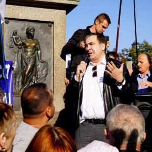 Саакашвили извинился перед одесситами и потребовал импичмента Порошенко, а ему предложили сменить фамилию