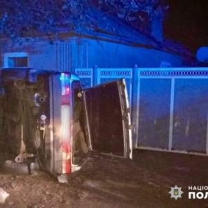 Легковик врізався в будинок і перекинувся: мешканець Одеської області загинув в аварії