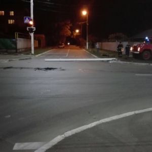В Измаиле неизвестный снес опору ЛЭП вместе со светофором (ФОТО)