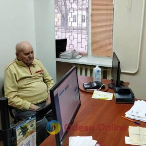 У Миколаєві 104-річний чоловік вперше оформив закордонний паспорт, щоб відвідати рідних