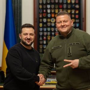 Зеленський відправив у відставку Залужного та призначив Сирського