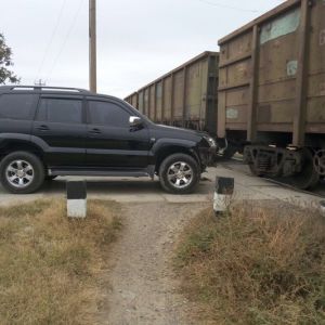 В Сафьянах джип Toyota решил проскочить переезд перед поездом, но не успел (ФОТО)