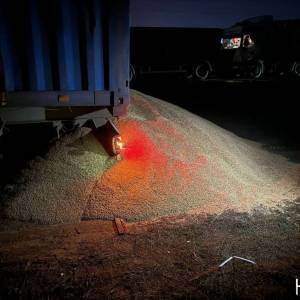 Диверсія? В Одеській області невідомі висипали зерно з фури, що прямувала до кордону