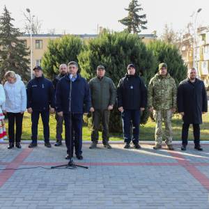 На церемонії підняття Державного прапора України та прапора кримськотатарського народу.