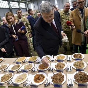 "Мяса нет, тушенка похожа на сопли". Как питаются бойцы ВСУ, пока не видит Порошенко. Солдатское видео