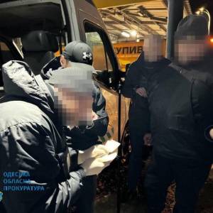 На Одещині інспектор «Укртрансбезпеки» за хабарі пропускав перевантажені фури