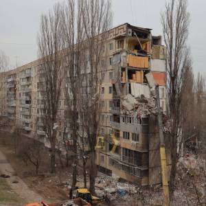 Приліт дрона до одеської багатоповерхівки: загинули дві людини, під завалами шукають маму з немовлям