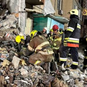 В Одесі під завалами будинку, в який влучив ворожий дрон, знайшли ще одне тіло. Кількість жертв обстрілу міста зросла до восьми