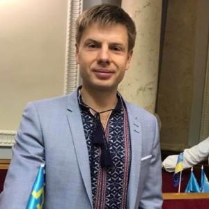 Под Радой нардепа Гончаренко забросали яйцами