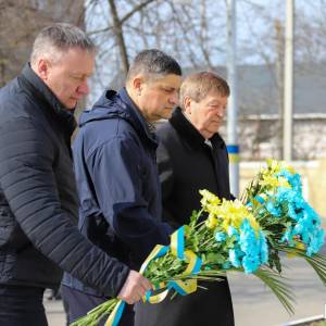 В Ізмаїлі відбулася церемонія покладання квітів до памʼятника Великому Кобзареві на честь його дня народження