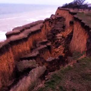 Відкололося майже 500 метрів схилу: біля курортного села біля Одеси стався масштабний зсув ґрунту