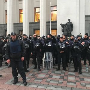 Обстановка под Радой накаляется. Видео драки радикалов с правоохранителями