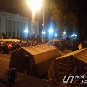 У Верховной Рады участники МихоМайдана установили уже более 60 палаток (ФОТО)