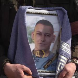 В Одеській області чиновники відмовилися допомогти бабусі доставити тіло загиблого на фронті онука в рідне місто