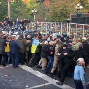 При штурме палаточного городка под Радой полиция применила газ, возобновились столкновения