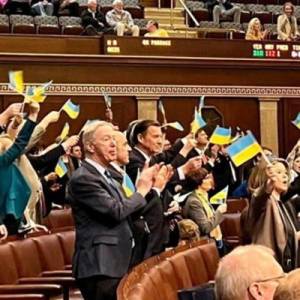 Повна зала українських прапорів: як Конгрес голосував за допомогу Україні
