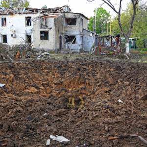 Величезна вирва, постраждалі люди і тварини: жителі селища в Одеському районі оговтуються після ракетного удару