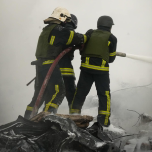 Наслідки удару по Одесі: рятувальники продовжують гасити пожежу, частина Хаджибейського району без світла