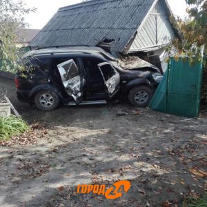 В Старой Некрасовке водитель SsangYong, пытаясь избежать столкновения,  заехала в жилой дом