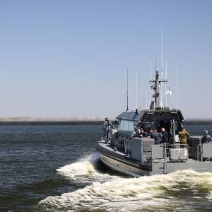 Швидкісні «Ірпінь» і «Рені»: на нових катерах ВМС України підняли військово-морські прапори
