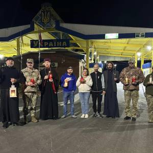 В Україну прибув благодатний вогонь: його доставили в Одеську область