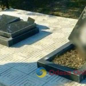 Житель Одеського району може сісти на сім років за наругу над могилами