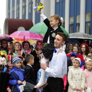 Лінійки та дзвоники — за бажанням, а випускні в червні: коли в Одесі завершиться навчальний рік