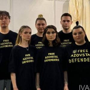 На «Євробаченні» українців оштрафували за футболки з написом Free Azovstal Defenders
