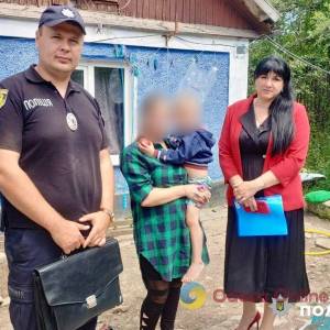Відійшов від дому на два кілометри: на Одещині трирічного мандрівника повернули матері