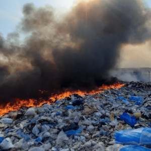 На Одещині більше шести годин гасили пожежу на сміттєзвалищі
