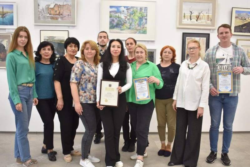 До Міжнародного дня музеїв співробітники Обласного центру естетичного виховання імені Емілії Євдокимової були відмічені нагородами. До Міжнародного дня музеїв співробітники Обласного центру естетичного виховання імені Емілії Євдокимової були відмічені нагородами.